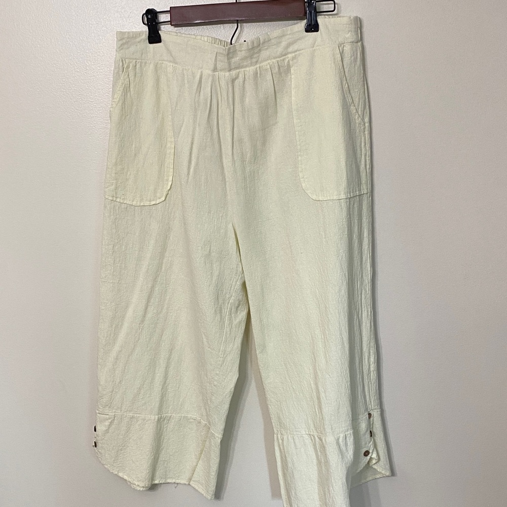 Women's Cream Capris